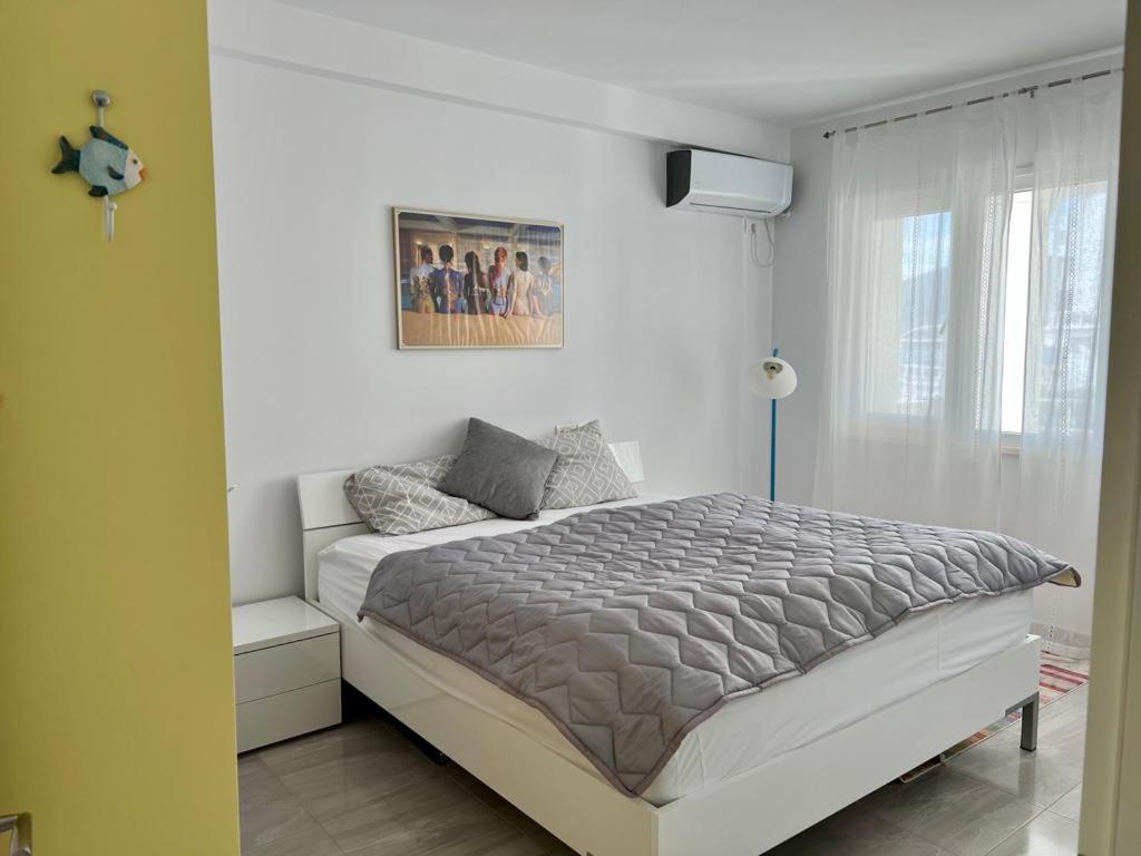 White Sidesea View Apartment Sarandë Esterno foto