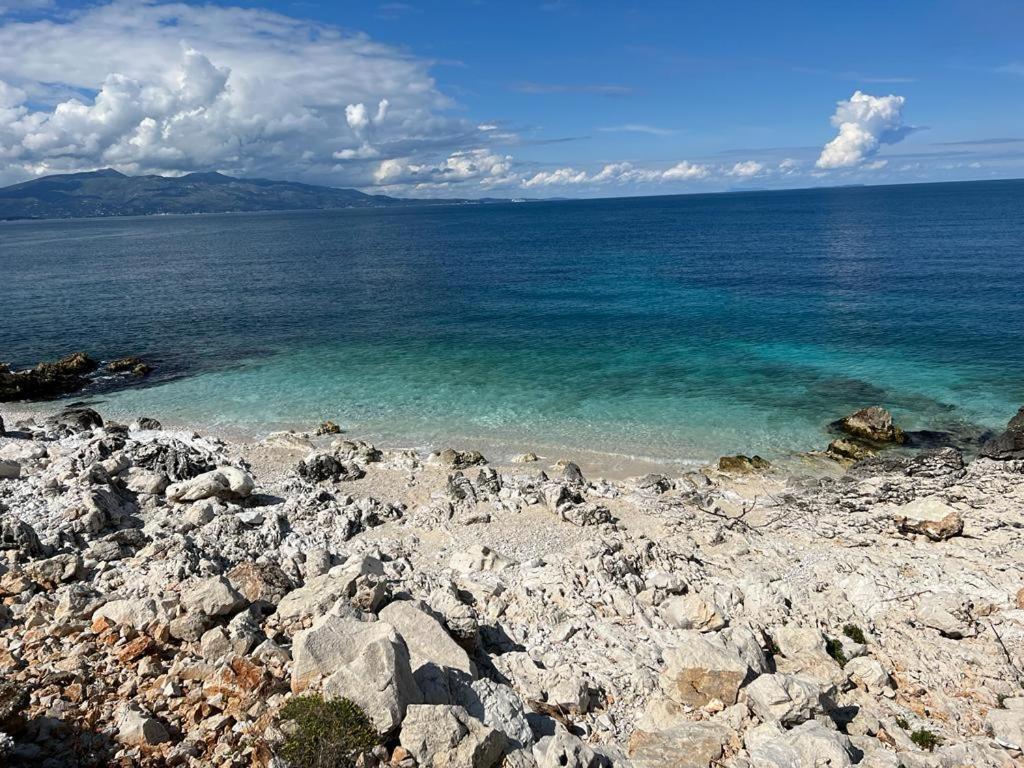 White Sidesea View Apartment Sarandë Esterno foto